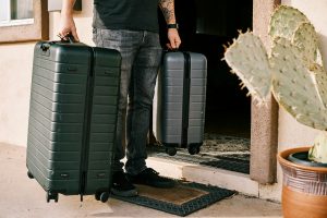 Una persona practica el intercambio de casas