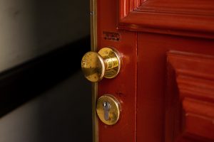 Blog 1 Puerta que ha sufrido la técnica del hilo de pegamento